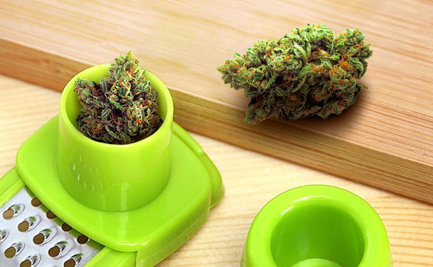 Измельчение соцветий на терке для чеснока Использование терки вместо гриндера