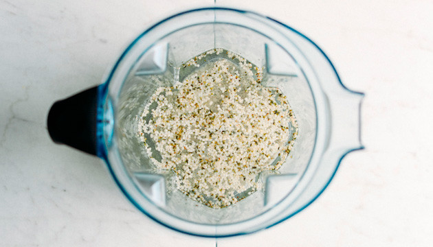 Рецепт молока из конопли Залить воду в блендер с семенами конопли