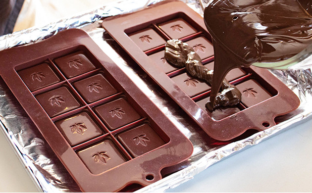 Готовый шоколад оставить в морозильнике до застывания Разлить шоколад по формочкам